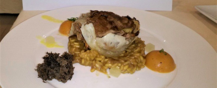 Bombón de cordero de Extremadura con foie, risotto de amanita, semiesfera de calabaza y bizcochito de olivas negras