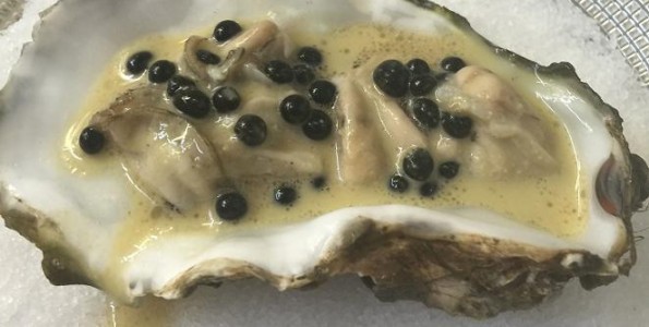 Tartar de ostra, caviar de ternera y jugo de frutos secos