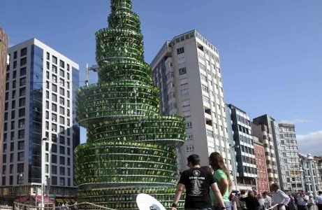 El gran árbol de la sidra se levanta estos días en Gijón