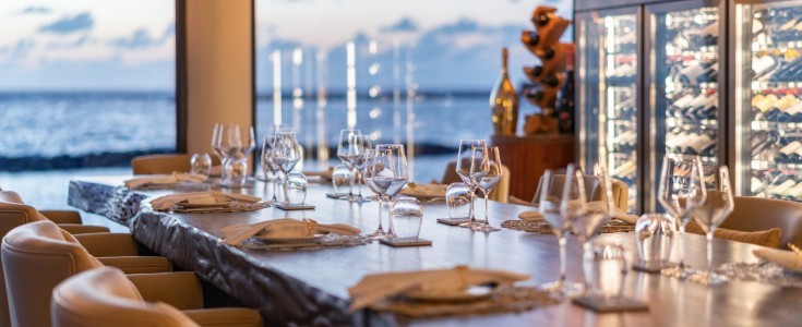 VARU by Atmosphere eleva su excelencia gastronómica con dos nuevas experiencias: Teppanyaki Over Water y Cellar at NÜ