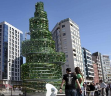 El gran árbol de la sidra se levanta estos días en Gijón