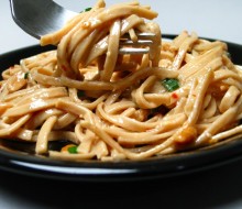 Fideos chinos con pollo y almendras