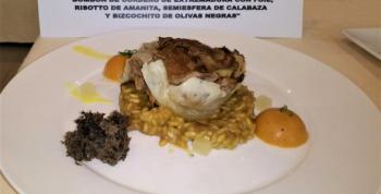 Bombón de cordero de Extremadura con foie, risotto de amanita, semiesfera de calabaza y bizcochito de olivas negras