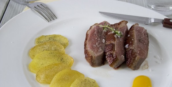 Magret con salsa de oregones y patatas con vainilla