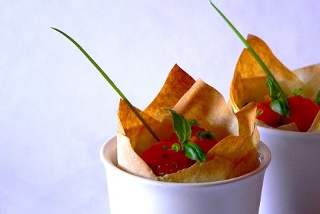 Cestitas de Caprese caliente con Tofu