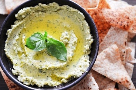 Hummus al pesto con pan de pita especiado crujiente