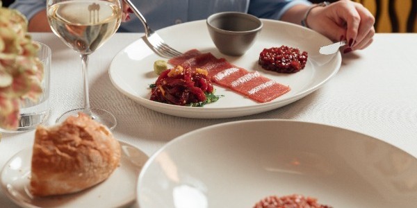 Andrea Tumbarello e Ignacio Bonasso inauguran el ciclo “A Mesa Puesta” en Restaurante Alameda