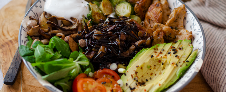 El arroz negro con verduras y huevo se posiciona como el nuevo icono del "confort food" saludable en 2026