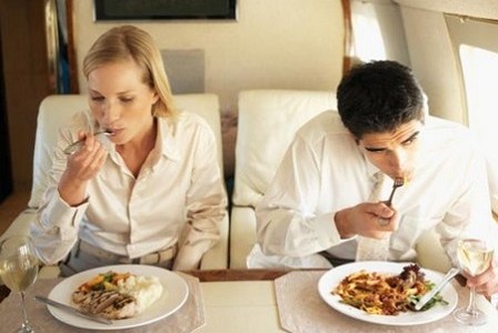 ¿Por qué no nos gusta el sabor de la comida de los aviones?