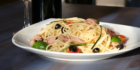 Espaguetis con aceitunas negras