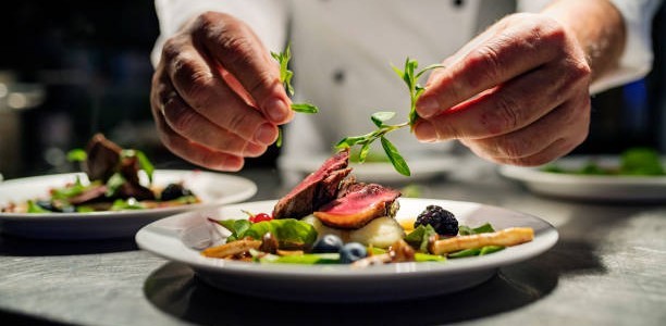 Los 10 chefs españoles que marcan la gastronomía en 2025