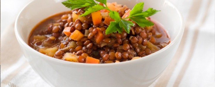 El fin de la era de los "superalimentos": El público digital exige el regreso de la cocina de legumbres y tradición