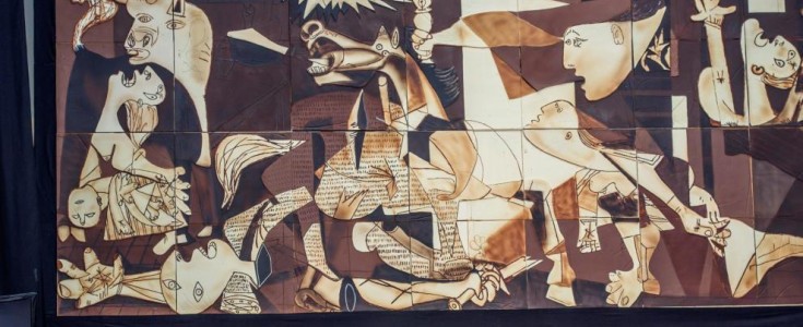 Una reproducción del ‘Guernica’ realizada con chocolate belga