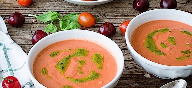 El gazpacho y salmorejo de cerezas revolucionan la cocina fría andaluza este año