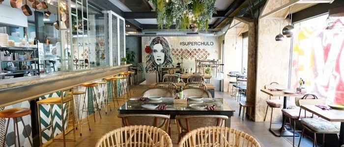 Superchulo: el restaurante arcoíris que conquista a los jóvenes en Madrid