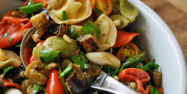 Tortellinis con verduras y almendras