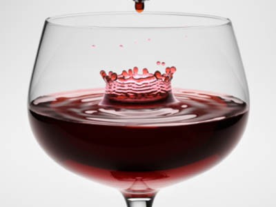 Más beneficios en una copa de vino