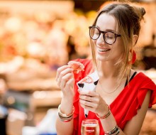 Millennials y centennials asocian el consumo de jamón con la felicidad