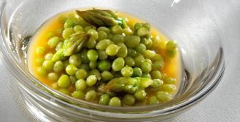 Comienza la "Fiebre del Guisante Lágrima": El caviar verde de la costa vasca reina en la alta restauración