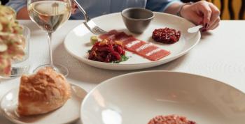 Andrea Tumbarello e Ignacio Bonasso inauguran el ciclo “A Mesa Puesta” en Restaurante Alameda