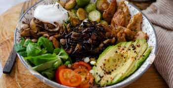 El arroz negro con verduras y huevo se posiciona como el nuevo icono del "confort food" saludable en 2026