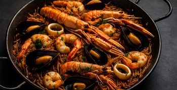 La fideuà de mariscos: tradición mediterránea que conquista paladares