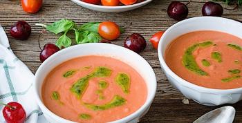 El gazpacho y salmorejo de cerezas revolucionan la cocina fría andaluza este año
