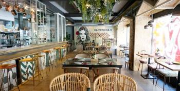 Superchulo: el restaurante arcoíris que conquista a los jóvenes en Madrid