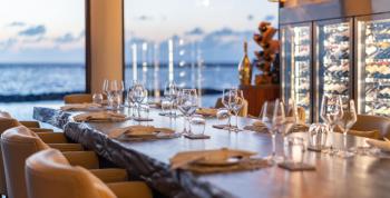 VARU by Atmosphere eleva su excelencia gastronómica con dos nuevas experiencias: Teppanyaki Over Water y Cellar at NÜ