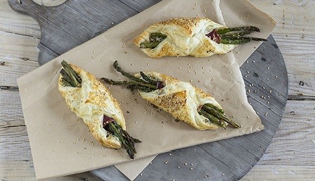 Pañuelos de espárragos y espinacas con queso
