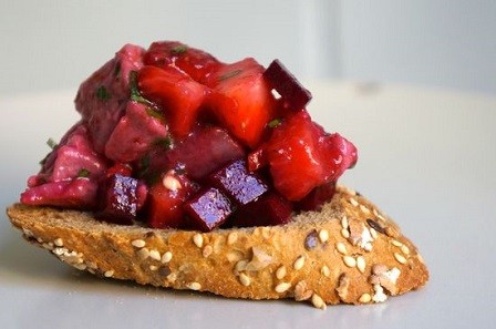 Tartar de atún con remolacha y fresas